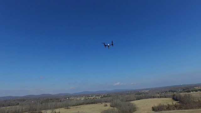 无人机在田野上空飞行视频素材