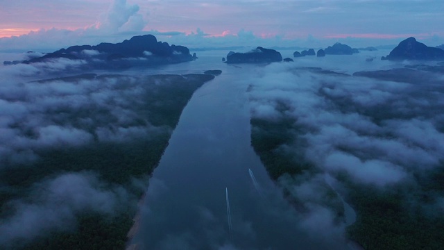 在一个薄雾的早晨，攀牙湾的森林日出鸟瞰图视频素材