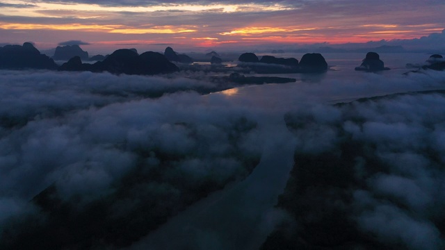 在一个薄雾的早晨，攀牙湾的森林日出鸟瞰图视频素材