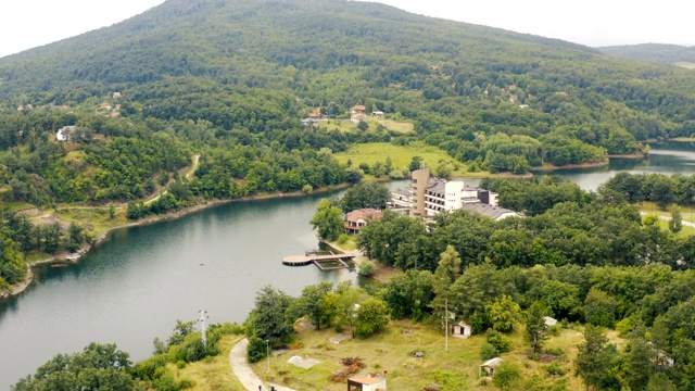 飞行在一个酒店在一个大的湖在山与风景的背景视频素材