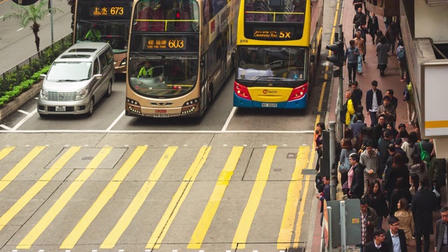 2019年1月9日，中国香港，一群人正在过马路。交通繁忙的人们，路上有汽车和电车。视频素材