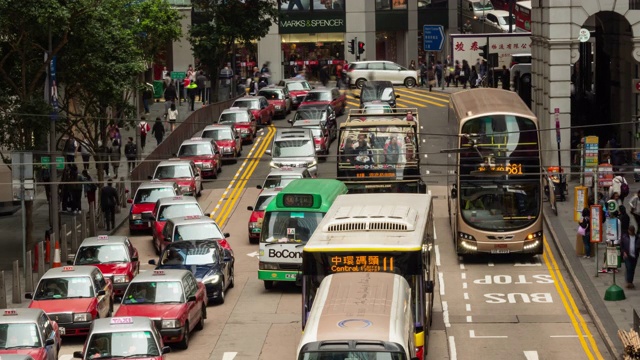 2019年1月9日，中国香港，一群人正在过马路。交通繁忙的人们，路上有汽车和电车。视频素材