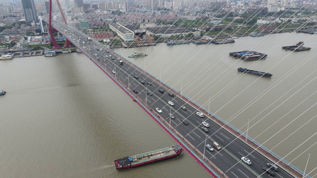 中国上海，无人机在江桥上空飞行视频素材