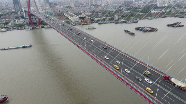 无人机飞过江桥上空俯瞰中国上海的城市景观视频素材