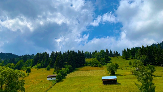 小山在一个阳光灿烂的日子视频素材