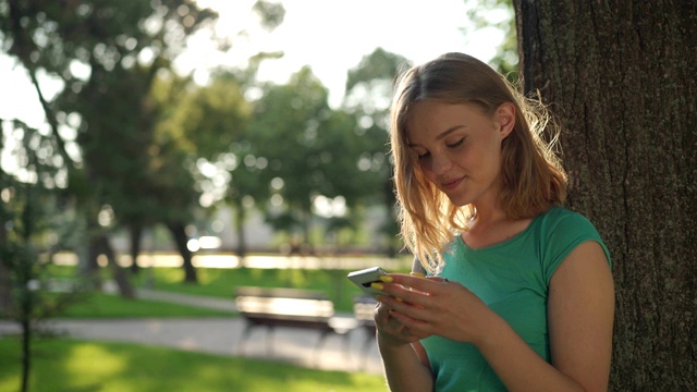 少女户外社交网络视频素材