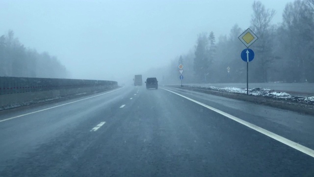 一条穿越风雪的多车道道路视频素材