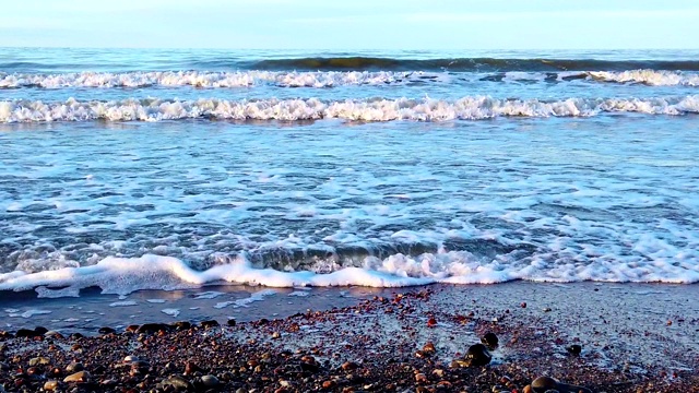 在波罗的海海岸的风暴波浪的特写慢动作视频素材