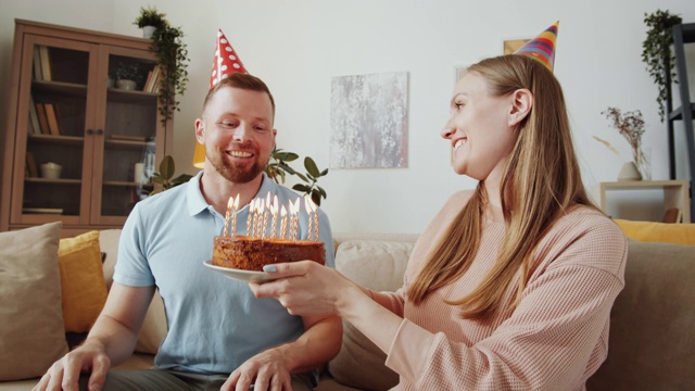 年轻愉快的夫妇有在线视频电话生日派对视频素材