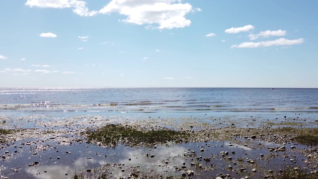 海浪向岸边涌来。水面泛起涟漪。有地平线的海景视频素材