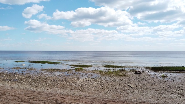 海浪向岸边涌来。水面泛起涟漪。有地平线的海景视频素材