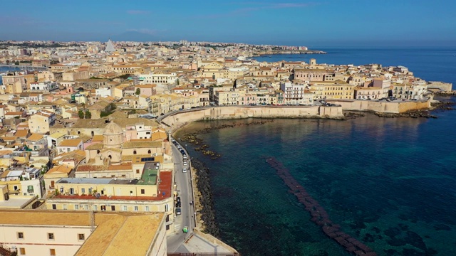 西拉库萨，奥提佳岛，意大利西西里岛。Isola di Ortigia，意大利西西里岛锡拉丘兹市Ortigia岛海岸。海岸线城镇锡拉丘兹，西西里岛和老奥提吉亚岛。鸟瞰图。视频素材