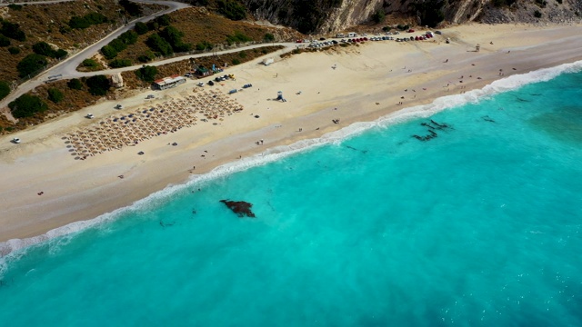 著名的Myrtos海滩，Kefalonia (Cephalonia)，希腊。希腊凯法洛尼亚岛Myrtos海滩。美丽的米托斯海滩，爱奥尼亚岛，凯法洛尼亚(塞弗尼亚)，希腊。视频素材