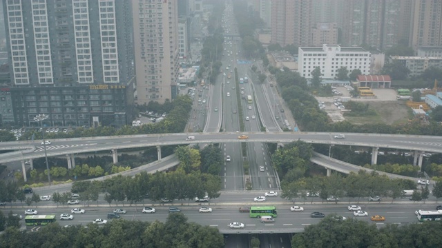 雾天交通鸟瞰图视频素材