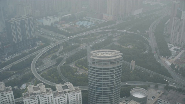 雾天交通鸟瞰图视频素材