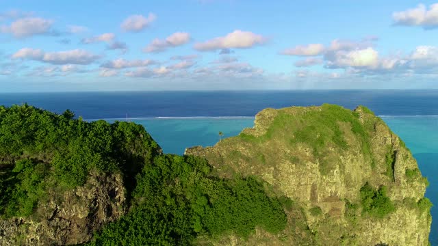 法属波利尼西亚的莫比提火山。火山的顶部可以看到太平洋在背景-无人机鸟瞰图视频素材