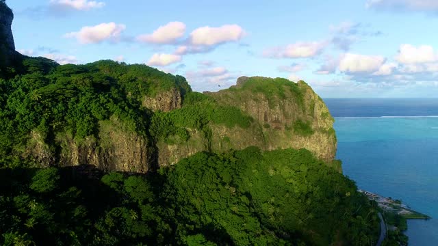 法属波利尼西亚的莫比提火山。从空中俯瞰，可以看到太平洋在火山的顶部视频素材