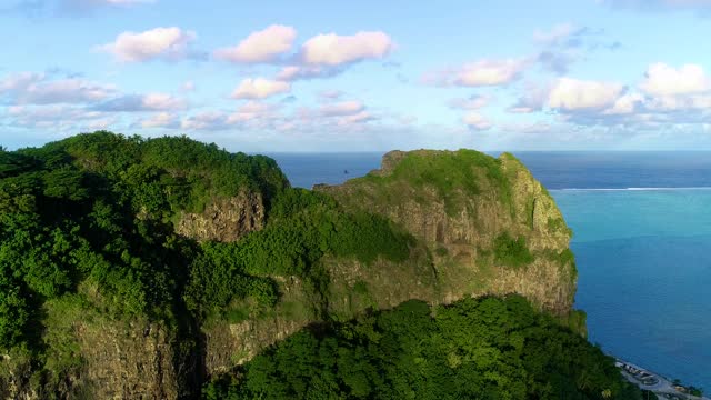 法属波利尼西亚的莫比提火山。在无人机拍摄的蓝天鸟瞰图中，可以看到火山顶部以太平洋为背景视频素材