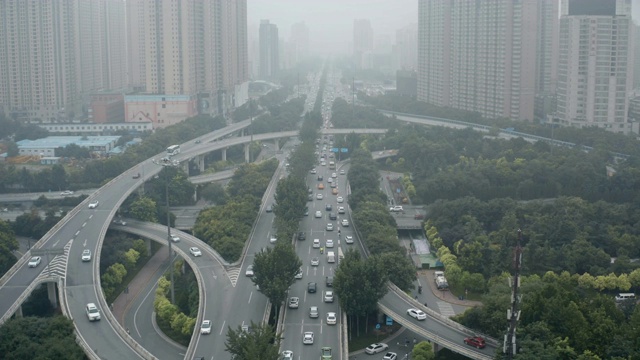 雾天交通鸟瞰图视频素材