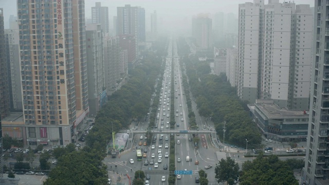 雾天交通鸟瞰图视频素材