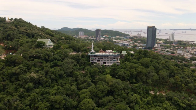 阿里尔参观位于春武里省的Wat khao phra kru寺，是泰国佛像的地标视频素材