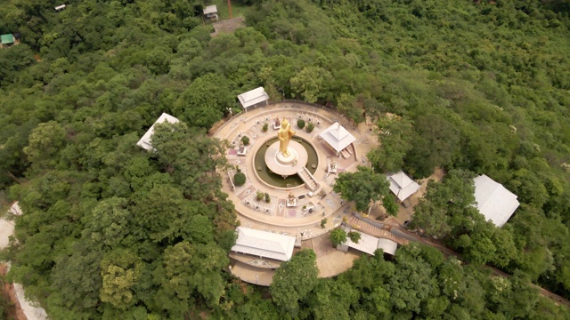 阿里尔参观位于春武里省的Wat Khao buddha - da Kodom temple，泰国佛像的地标视频素材