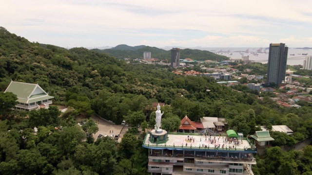 阿里尔参观位于春武里省的Wat khao phra kru寺，是泰国佛像的地标视频素材