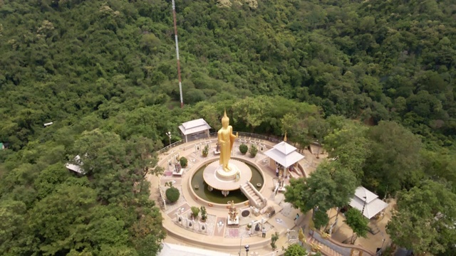 阿里尔参观位于春武里省的Wat Khao buddha - da Kodom temple，泰国佛像的地标视频素材