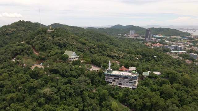 阿里尔参观位于春武里省的Wat khao phra kru寺，是泰国佛像的地标视频素材