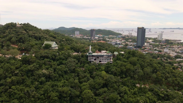 阿里尔参观位于春武里省的Wat khao phra kru寺，是泰国佛像的地标视频素材