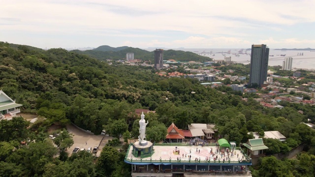 阿里尔参观位于春武里省的Wat khao phra kru寺，是泰国佛像的地标视频素材