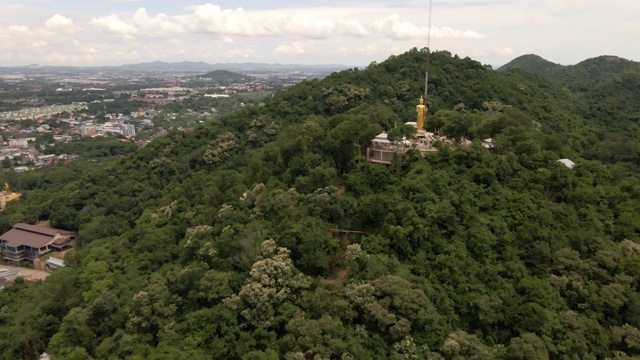 阿里尔参观位于春武里省的Wat Khao buddha - da Kodom temple，泰国佛像的地标视频素材