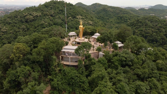 阿里尔参观位于春武里省的Wat Khao buddha - da Kodom temple，泰国佛像的地标视频素材