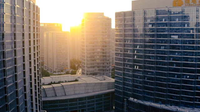 日落时城市全景的鸟瞰图视频素材