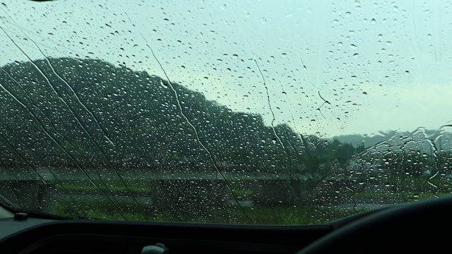 雨打在窗户上，在雨天开车视频素材