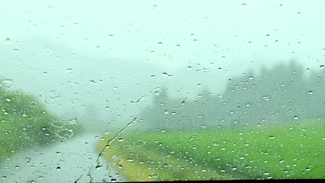 雨打在窗户上，在雨天开车视频素材