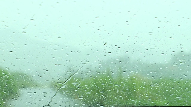 雨打在窗户上，在雨天开车视频素材