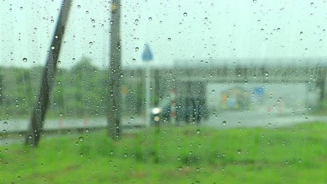 雨打在窗户上，在雨天开车视频素材