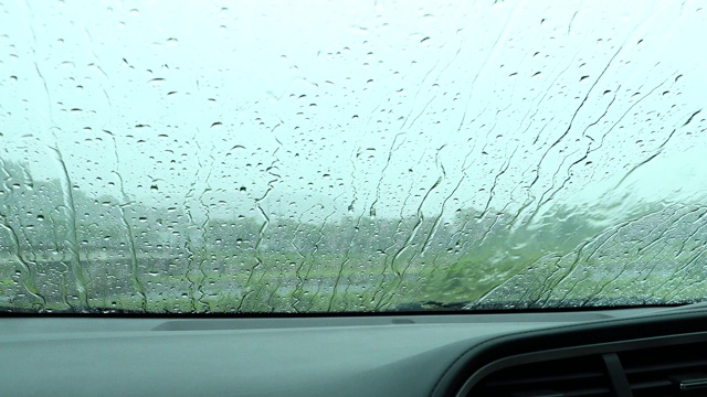 雨打在窗户上，在雨天开车视频素材