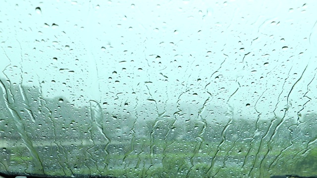 雨打在窗户上，在雨天开车视频素材