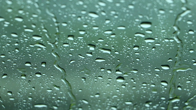 雨打在窗户上，在雨天开车视频素材