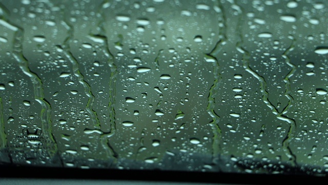 雨打在窗户上，在雨天开车视频素材