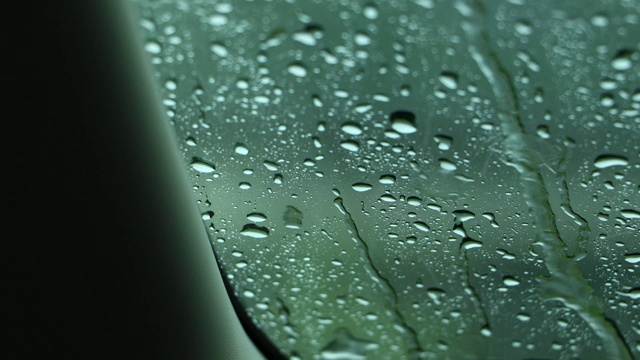 雨打在窗户上，在雨天开车视频素材