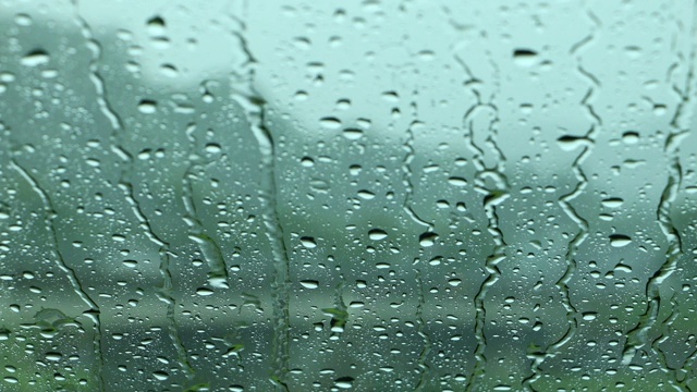 雨打在窗户上，在雨天开车视频素材