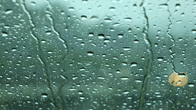 雨打在窗户上，在雨天开车视频素材