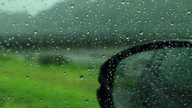 雨打在窗户上，在雨天开车视频素材