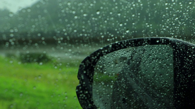 雨打在窗户上，在雨天开车视频素材