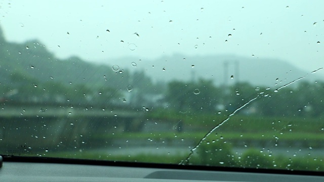 雨打在窗户上，在雨天开车视频素材