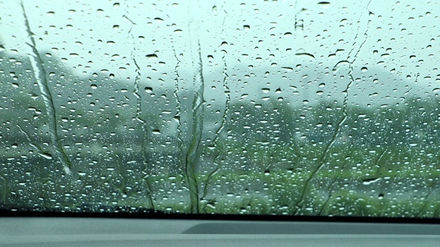 雨打在窗户上，在雨天开车视频素材