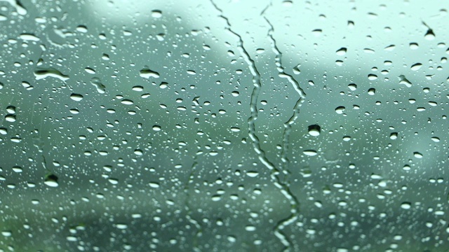 雨打在窗户上，在雨天开车视频素材